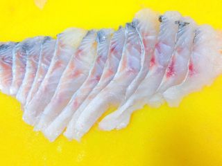 13、吃掉一朵花+牡丹鱼,就这样，半个鱼就片好了。鲈鱼的肉晶莹剔透的，甚是好看。另外一边同样，也是这样片好。放到一个大碗里备用。