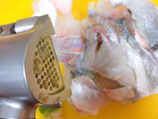 14、吃掉一朵花+牡丹鱼,15g的姜用这种压制器，压成姜沫，撒在鱼肉里