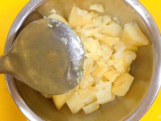 21、吃掉一朵花+牡丹鱼,土豆块熟了以后，我们把它捣成泥。