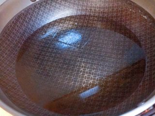 30、吃掉一朵花+牡丹鱼,热锅，锅里下足够多的油。否则鱼肉没有足够空间成型。最好用菜籽油，炸出来颜色好看，还没有油的那种腻的味道。