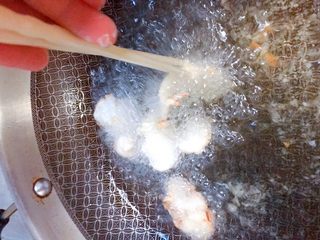 31、吃掉一朵花+牡丹鱼,油热6-7分时，下鱼片，可以用筷子帮助每一块成花瓣形。不过一般都会自己卷起来的。注意被黏住彼此。