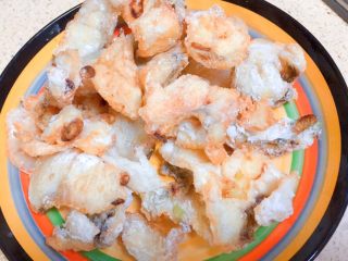 32、吃掉一朵花+牡丹鱼,炸至微上色，大概7分熟，就捞出来。