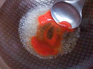 38、吃掉一朵花+牡丹鱼,然后锅里放20毫升的水。然后下番茄沙司30g。