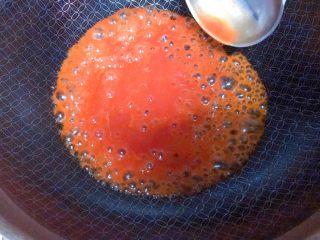 39、吃掉一朵花+牡丹鱼,熬成这样冒泡，略粘稠就可以了。喜欢吃甜的，可以适当加点砂糖或者冰糖。这个过程要快，否则鱼肉炸完了，不赶快吃，就错过最佳的品尝时间了呢。