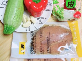 1、照烧鸡胸蔬菜酿皮,准备好食材。黑椒鸡胸肉、西葫芦、红椒、凉皮，蒜。