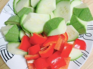 2、照烧鸡胸蔬菜酿皮,将西葫芦滚刀切块儿、红椒切块备用。