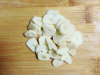 3、照烧鸡胸蔬菜酿皮,将蒜切小片儿待用。