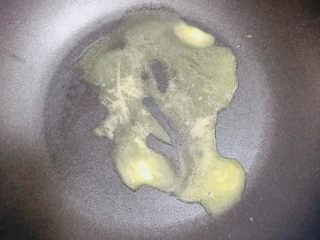 4、照烧鸡胸蔬菜酿皮,锅中放入小块儿黄油，小伙儿热化。