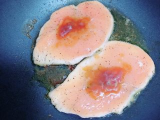 6、照烧鸡胸蔬菜酿皮,在鸡胸肉上加上一些油醋汁。