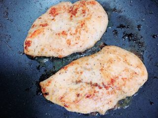 7、照烧鸡胸蔬菜酿皮,鸡胸肉翻面，两面用中小火儿煎制成金黄色，大致时间5分钟即可。