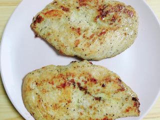 8、照烧鸡胸蔬菜酿皮,鸡胸肉出锅，放入盘中待用。