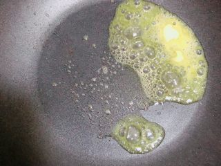 9、照烧鸡胸蔬菜酿皮,锅中放入小块黄油，小火融化。