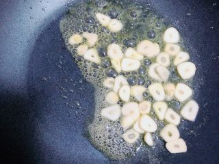 10、照烧鸡胸蔬菜酿皮,放入蒜片，小火儿煸香。