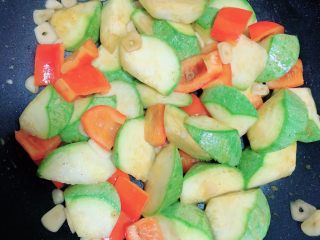 14、照烧鸡胸蔬菜酿皮,中火煎烧蔬菜大致时间5分钟即可。