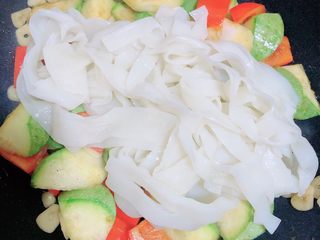 15、照烧鸡胸蔬菜酿皮,最后加入凉皮，翻炒均匀。