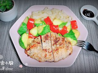 18、照烧鸡胸蔬菜酿皮,一盘健康的美食就上桌了，配上黑胡椒酱，吃起来更好吃哟！