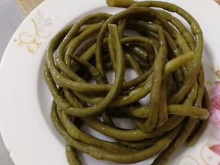 1、酸豆角炒肉末,酸豆角清水冲洗一下。
