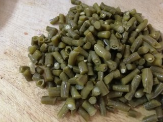 2、酸豆角炒肉末,切丁。