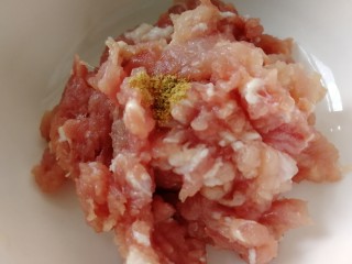 3、酸豆角炒肉末,肉末加胡椒粉入味。