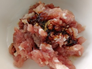 4、酸豆角炒肉末,半小勺老抽上色，拌匀。