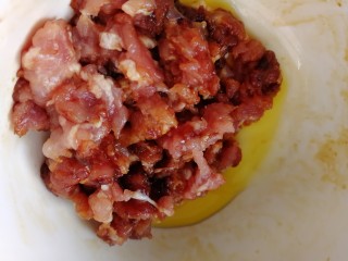 5、酸豆角炒肉末,加半勺油，拌匀。