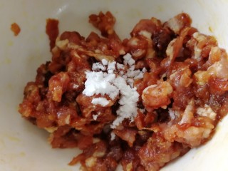 6、酸豆角炒肉末,半小勺玉米淀粉，1小勺料酒。