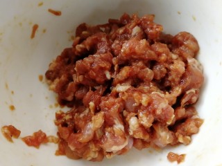 7、酸豆角炒肉末,搅拌均匀。这样处理过的肉末，炒的时候不会粘锅，不仅入味而且特别嫩。