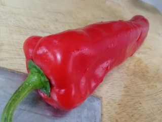 8、酸豆角炒肉末,红椒洗净。