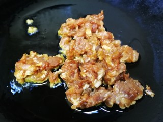 10、酸豆角炒肉末,热锅凉油，文火油微热放入肉末。