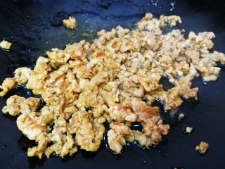 11、酸豆角炒肉末,文火快速炒散。