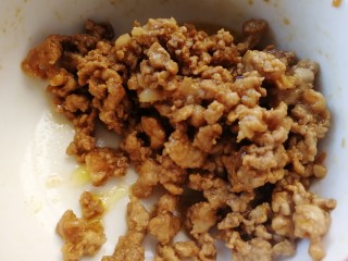 12、酸豆角炒肉末,肉末一变色马上盛出。