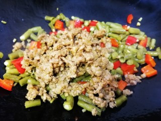 15、酸豆角炒肉末,放入肉末，文火翻炒均匀。
