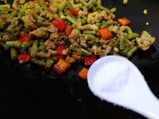 16、酸豆角炒肉末,加半小勺盐增味。