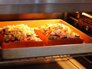 11、南极磷虾吐司披萨,入预热的烤箱中层。