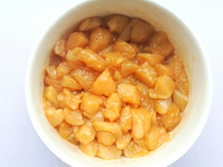 5、鲜嫩不柴的鸡胸肉,两勺料酒拌匀备用。