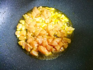 8、鲜嫩不柴的鸡胸肉,然后加入鸡胸肉炸至变色捞出。