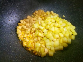 10、鲜嫩不柴的鸡胸肉,加入土豆。