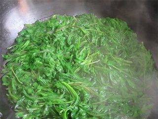 1、清明果,艾草清洗后用开水焯烫一下
