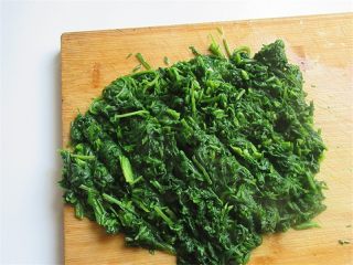 2、清明果,焯烫后的艾叶挤去水,(水不要倒掉)用刀切碎