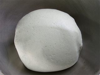 5、清明果,在揉面团的过程中,不断加入剩余的艾青汁和开水,这样可以揉均匀,同时也不会让面团一下子太湿,揉成光滑的面团后,盖上湿布静置一会