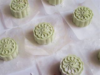 11、清明果,每一个压好的清明果下面要放一张油纸,方便移到蒸笼上