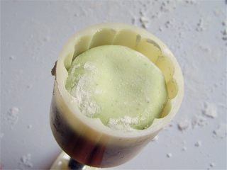 10、清明果,用模具轻压成型