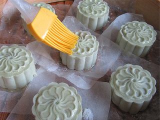 12、清明果,将清明果有空隙的摆放在蒸笼上,并用刷子在表面上刷一层油,开中火蒸制15分钟