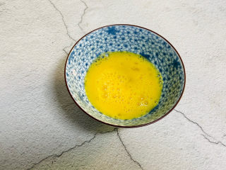2、鸡蛋醪糟汤,鸡蛋打入碗中打散备用