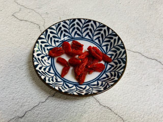 3、鸡蛋醪糟汤,枸杞清洗干净泡软备用