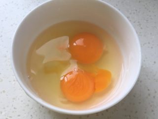 2、金花菜炒蛋,鸡蛋打碗中
