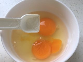 3、金花菜炒蛋,加1克盐