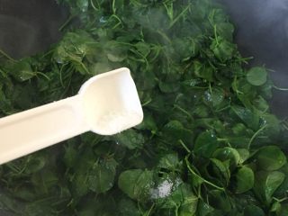 8、金花菜炒蛋,翻炒均匀加盐加几滴白酒