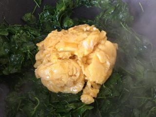 9、金花菜炒蛋,放入炒好的鸡蛋翻炒均匀