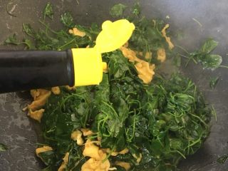 10、金花菜炒蛋,加入海鲜酱油